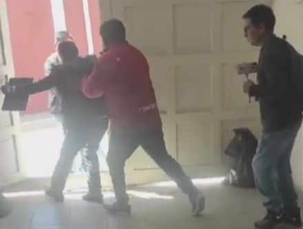 Maestros rurales agredieron a un periodista con discapacidad