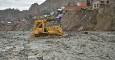 Cese de lluvias en La Paz permite encauzar aguas de ríos con maquinarias