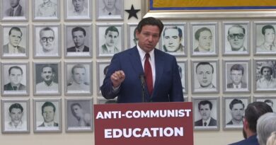 DeSantis firma ley para evitar adoctrinamiento comunista en escuelas de Florida