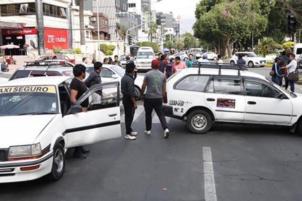 Cochabamba: radiotaxis contra servicios por app piden regulación a la ATT