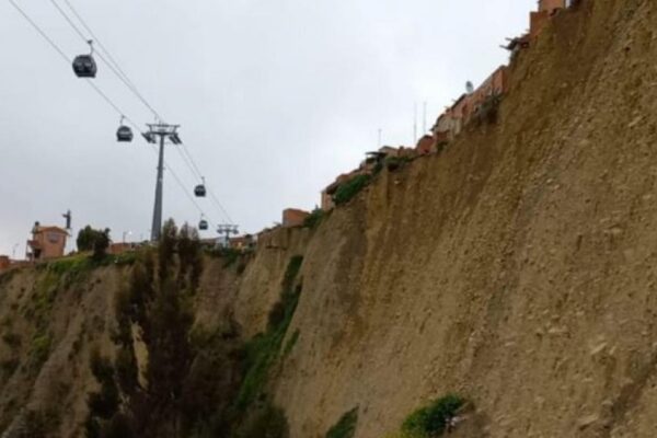 Yatiris leen la suerte al filo del abismo; calle de los Amautas en El Alto en inminente riesgo