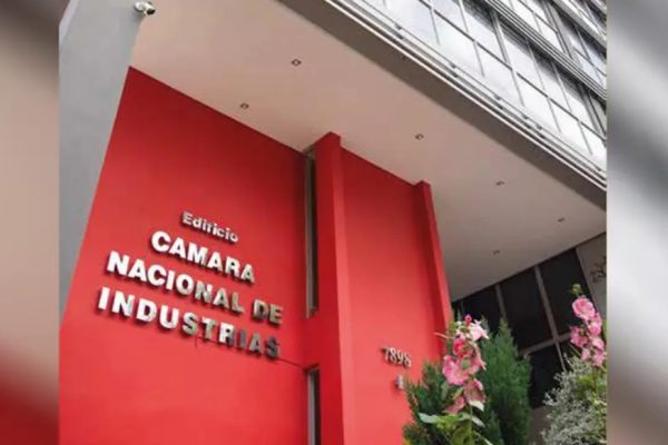 Industriales rechazan doble feriado por impacto negativo en la economía