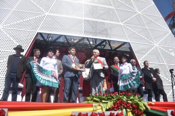 La Paz honra a instituciones y personalidades en Gala Municipal del Bicentenario