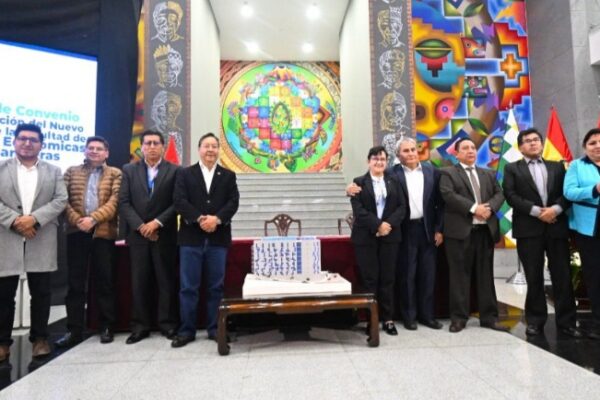 Arce anuncia Bs 50 millones para edificio de facultad donde es catedrático