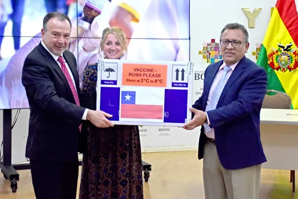 Chile dona a Bolivia 50 mil vacunas SR