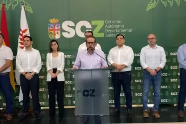 Camacho retoma el cargo de gobernador y posesiona nuevo gabinete