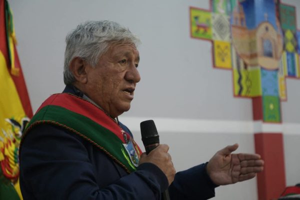 Arias pide al gobierno dejar de emitir decretos que afectan desarrollo de obras